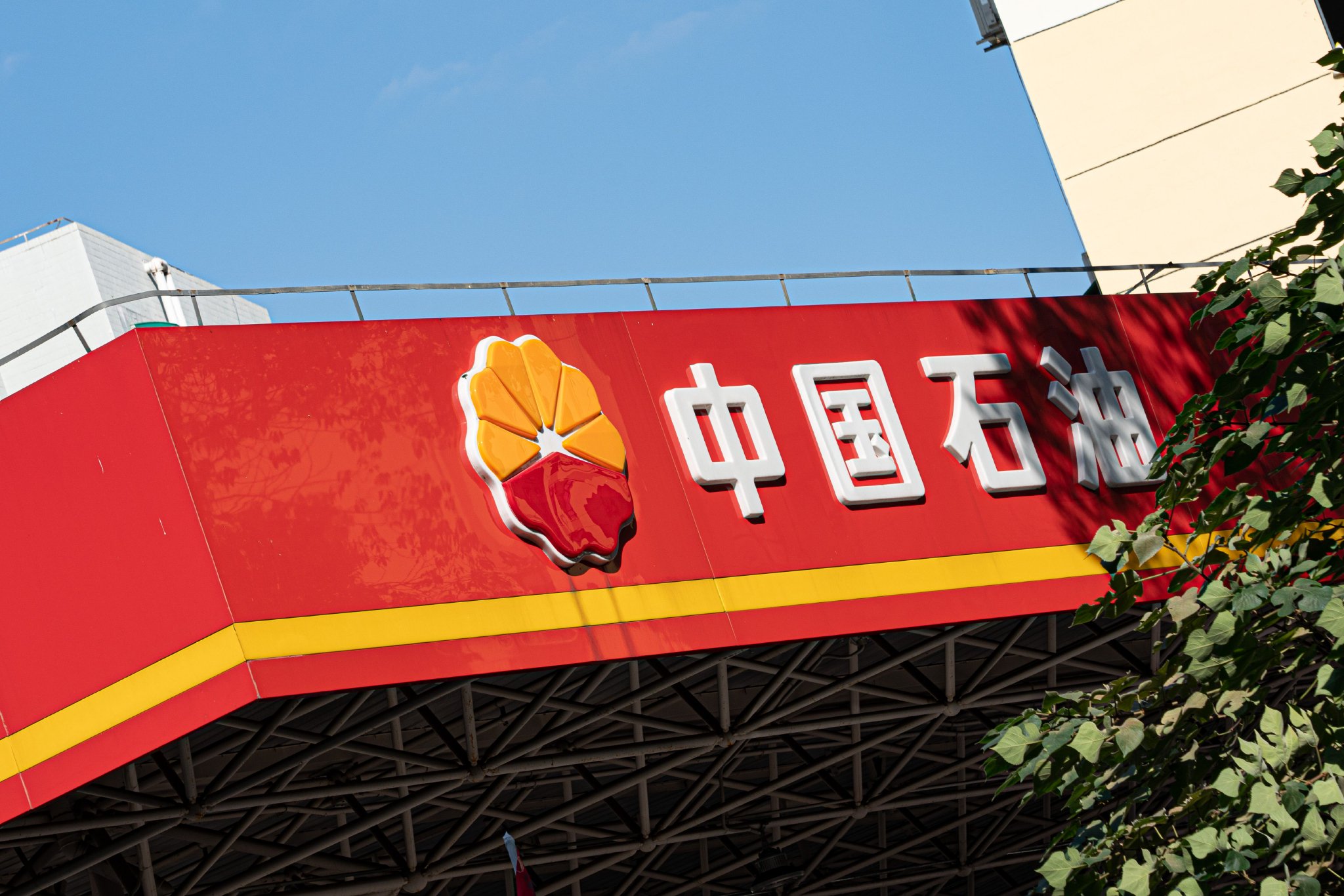 “三桶油”上半年日赚近12亿元，中国石油登顶A股盈利王