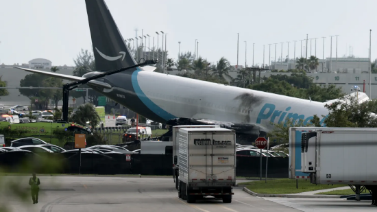 NTSB：亚马逊货机迈阿密坠毁	，冲出跑道1300英尺，撞击两车致5死5伤