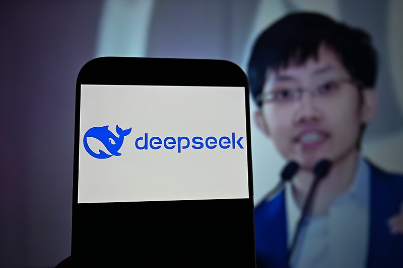 DeepSeek扩招画风突变	，150个岗位全部非AI研究方向